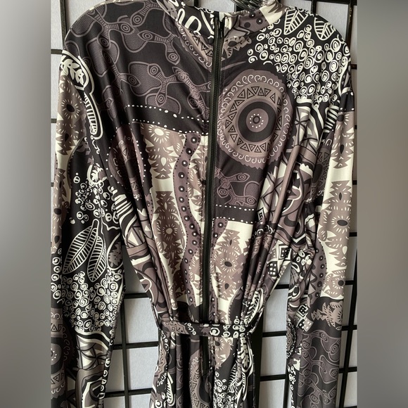 4X-5X Elle Black & White Print Dress with Belt - Picture 9 of 13